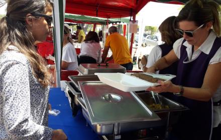 Una variedad de platillos típicos se expendió en la plazoleta de Puerto Azul 