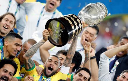 Dani Alves (c) fue el mejor jugador del certamen.