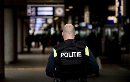 Un policía patrulla este lunes por una estación de tren en Rotterdam (Holanda).