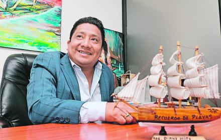 Mite es arquitecto, ha trabajado en algunas constructoras de Playas y Guayaquil, y también es activista social.