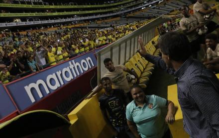 Impresionante. Hinchas y el personal de apoyo de Barcelona despidieron a Guillermo Almada con una ovación que terminó quebrando al entrenador uruguayo. La goleada de los amarillos selló una historia llena de penas y alegrías.
