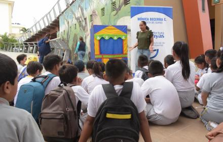 Estudiantes participan en actividades por el Día Mundial de las Aves Migratorias.