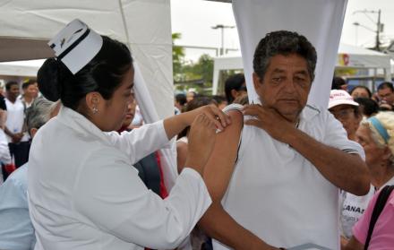 Adultos mayores recibieron sus vacunas durante el evento.