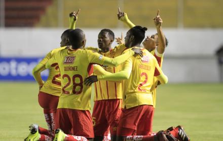 Jugadores de Aucas celebran una anotación.
