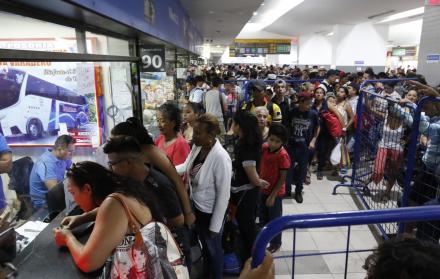 La Terminal Terrestre de Guayaquil lució copada de turistas.