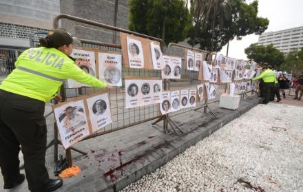 Este miércoles, en los exteriores de la Asamblea Nacional, se expusieron imágenes con los rostros de los asambleístas que votaron en contra de aprobar el aborto por violación.