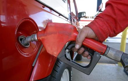 El costo del combustible bajó 25 centavos de dólares en noviembre.