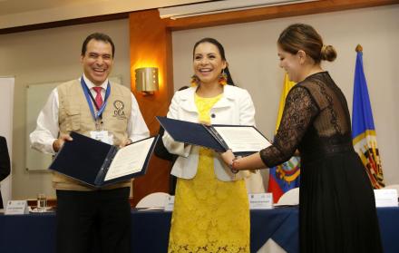 El Consejo Nacional Electoral y la misión electoral de la Organización de Estados Americanos (OEA) firmaron un acuerdo relativo al procedimiento de observación de las elecciones. El líder de la misión es Kevin Casas (i).