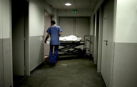 El doctor no encontró signos vitales en la paciente y elaboró el acta de defunción.