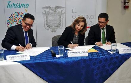 La ministra Rosi Prado firmó el acuerdo con representantes de Conafips.