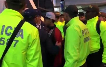 Los 60 detenidos fueron transportados hasta Inírida, donde serán llevados en un buque de la Armada colombiana hasta Venezuela.
