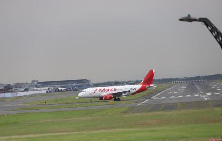 Tarea. Alrededor de seis horas durarán los trabajos en la pista del aeropuerto José Joaquín de Olmedo.