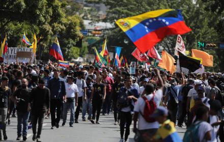 Manifestantes de oposición reclaman, entre otras cosas, el ingreso de ayuda humanitaria a Venezuela, que vive la peor crisis de su historia reciente.