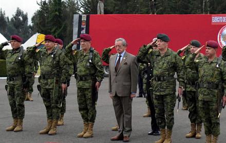 Ceremonia. El ministro de Defensa, Oswaldo Jarrín, asistió al acto del Día del Paracaidista en la Brigada Patria.