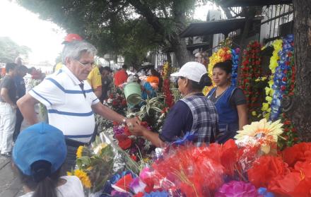 Los comerciantes de flores en los alrededores de los cementerios, tienen ventas excelentes solo el 2 de noviembre.