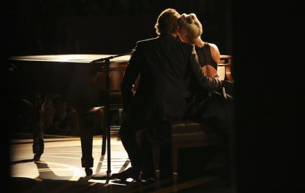 Lady Gaga y Bradley Cooper dan un recital de complicidad en los Óscar