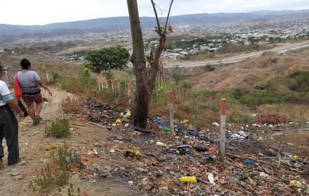 El recolector no avanza hasta las zonas más altas. Los canales naturales se encuentran llenos de basura.