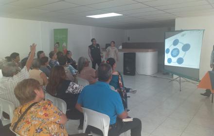 Adultos mayores participaron en un foro sobre metodologías para la jubilación universal.