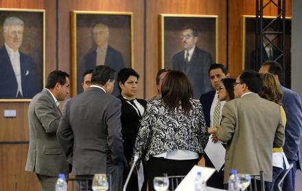 Negociaciones. Más de cuarenta minutos tardaron los integrantes de la Comisión de Fiscalización en ponerse de acuerdo en lo más elemental.