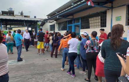 Largas filas para cumplir con el deber del voto en el suburbio de Guayaquil