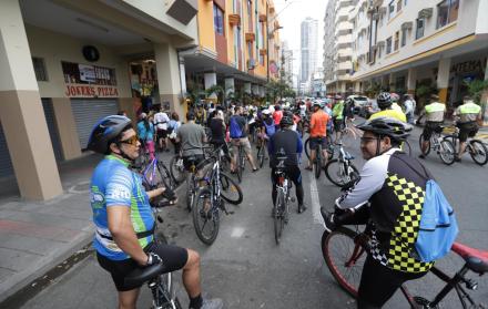 Viaje. Durante el recorrido los ciclistas aprovecharon hasta para fotografiar algunos edificios y monumentos.