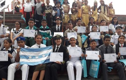 Los estudiantes recibieron diplomas por su participación en el evento. 