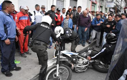  Policía. El ánimo de los participantes en las marchas ha subido y ello ha provocado roces con la policía, quienes tratan de despejar las vías para que circulen los camiones que traen productos desde Colombia.  