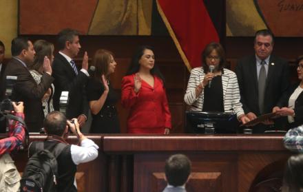 Posesión sin los correístas. Los asambleístas correístas abandonaron el pleno de la Asamblea previo a la posesión de los cinco vocales del Consejo de la Judicatura y sus alternos, encabezados por María del Carmen Maldonado, su nueva presidenta.