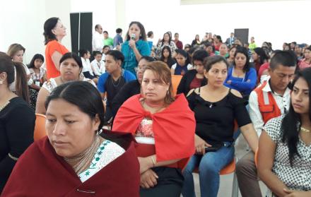La Ministra de Educación escuchó los pedidos de padres de familia de la Unidad Educativa Rumiñahui.