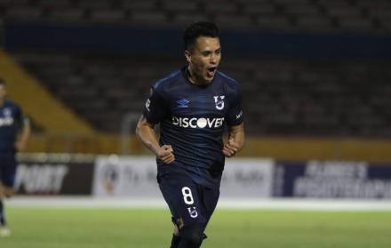 Diego Armas de Católica festeja el gol ante América