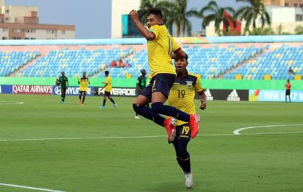 El festejo de Ecuador del primer gol de Mejía. 