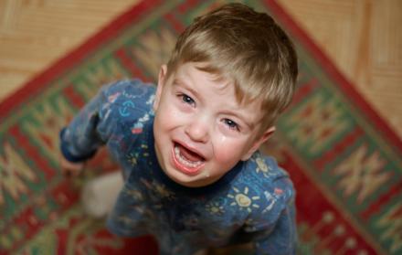 Si no hay corrección serán niños posesivos con los objetos, conseguirán todo con el llanto, serán impacientes y con dificultad expresarán sus emociones.