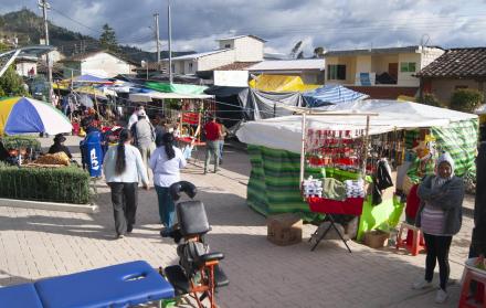 Comunidad. Los comerciantes aprovechan las festividades para ofrecer sus artesanías, que son elaboradas a mano por ellos mismos.