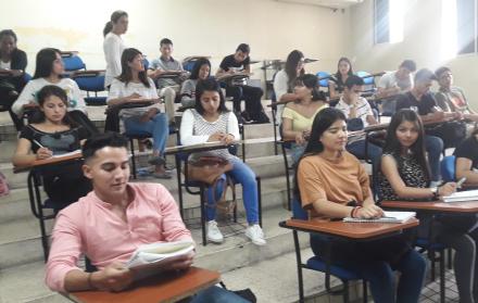 Con mucho entusiasmo, más de 7.000 jóvenes iniciaron el curso de nivelación en la Universidad de Guayaquil.