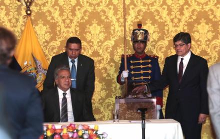El presidente de la República, Lenín Moreno, y el ministro de Relaciones Exteriores, José Valencia, durante el saludo protocolario que hiciera el cuerpo diplomático acreditado en el Ecuador. El mandatario llamó a los embajadores a trabajar contra la corru