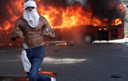 Manifestante de la oposición con una piedra, cerca de la base aérea La Carlota, en Caracas.