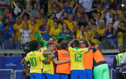 Jugadores de Brasil celebran la victoria.