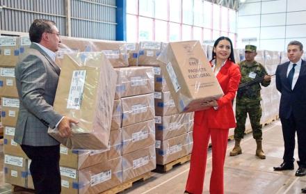 Durante el recorrido e inspección, la presidenta del CNE explicó que el Instituto Geográfico Militar (IGM), encargado de imprimir el material electoral, tiene un avance del 99 por ciento en su misión. 