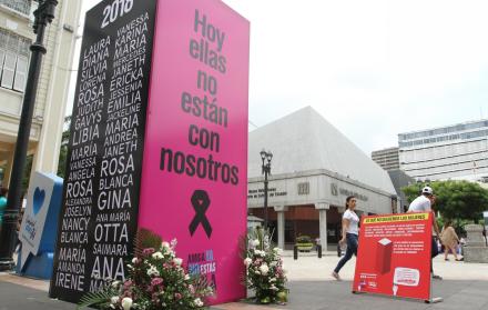 Pancartas en contra del maltrato a la mujer. 