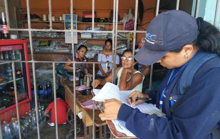 Precenso. Una encuestadora del INEC anota en sus registros la información de una familia en el cantón Lomas de Sargentillo, provincia del Guayas.