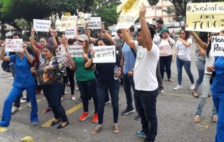 Con pancartas exigieron a las autoridades universitarias una solución al inconveniente.