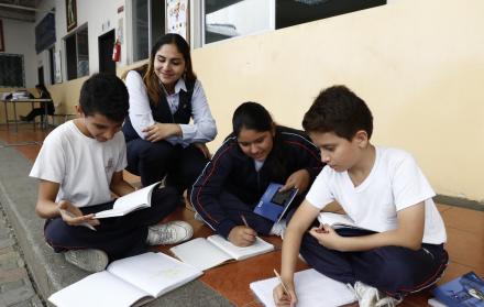 Aprendizaje. En el colegio José Domingo de Santistevan, los alumnos y maestros desarrollan talleres.