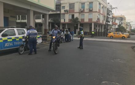 El parabrisas trasero y ventanas de un patrullero resultaron afectados durante un operativo realizado este lunes.