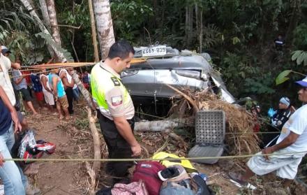 El vehículo se precipitó 70 metros hacia un abismo cercano, con aproximadamente 16 personas, todos miembros de una familia.