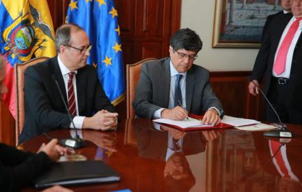 El Canciller José y el jefe para América Latina de Desarrollo y Cooperación Internacional de la Unión Europea, Jorge de la Caballería, firman convenios de cooperación.