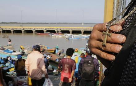 Amuleto. Los pescadores que zarpan del muelle del mercado Caraguay, en Guayaquil, se encomiendan a Dios para protegerse de la delincuencia.