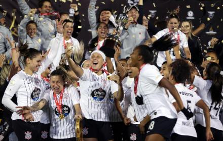 Jugadoras del Corinthians celebran la victoria en la Copa Libertadores femenina. 