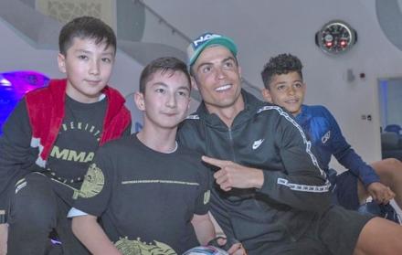 Cristiano Ronaldo y el pequeño Ali Turganbekov, sacan lágrimas a millones.