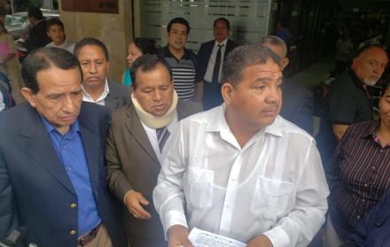 Alonso López entrega la denuncia para que se investigue a policías.