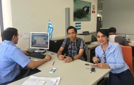 Usuarios se acercaron a renovar sus credenciales.